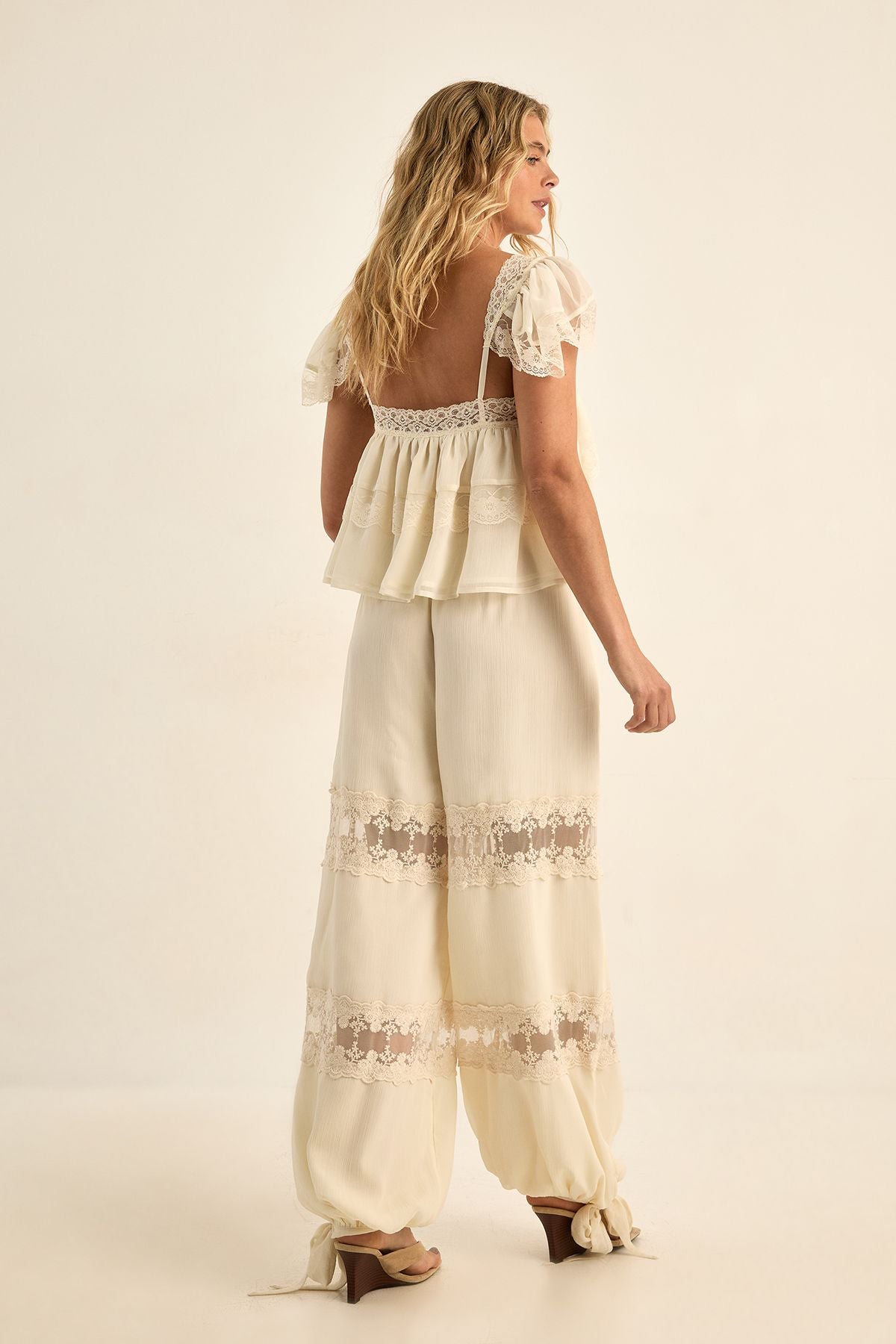 https://mediahub.prettylittlething.com/bgg28558_cream_xl_3