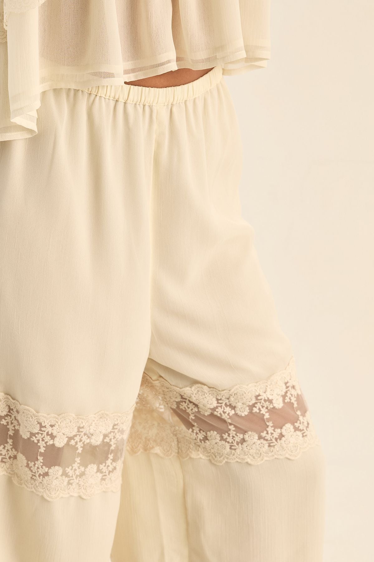 https://mediahub.prettylittlething.com/bgg28558_cream_xl_4