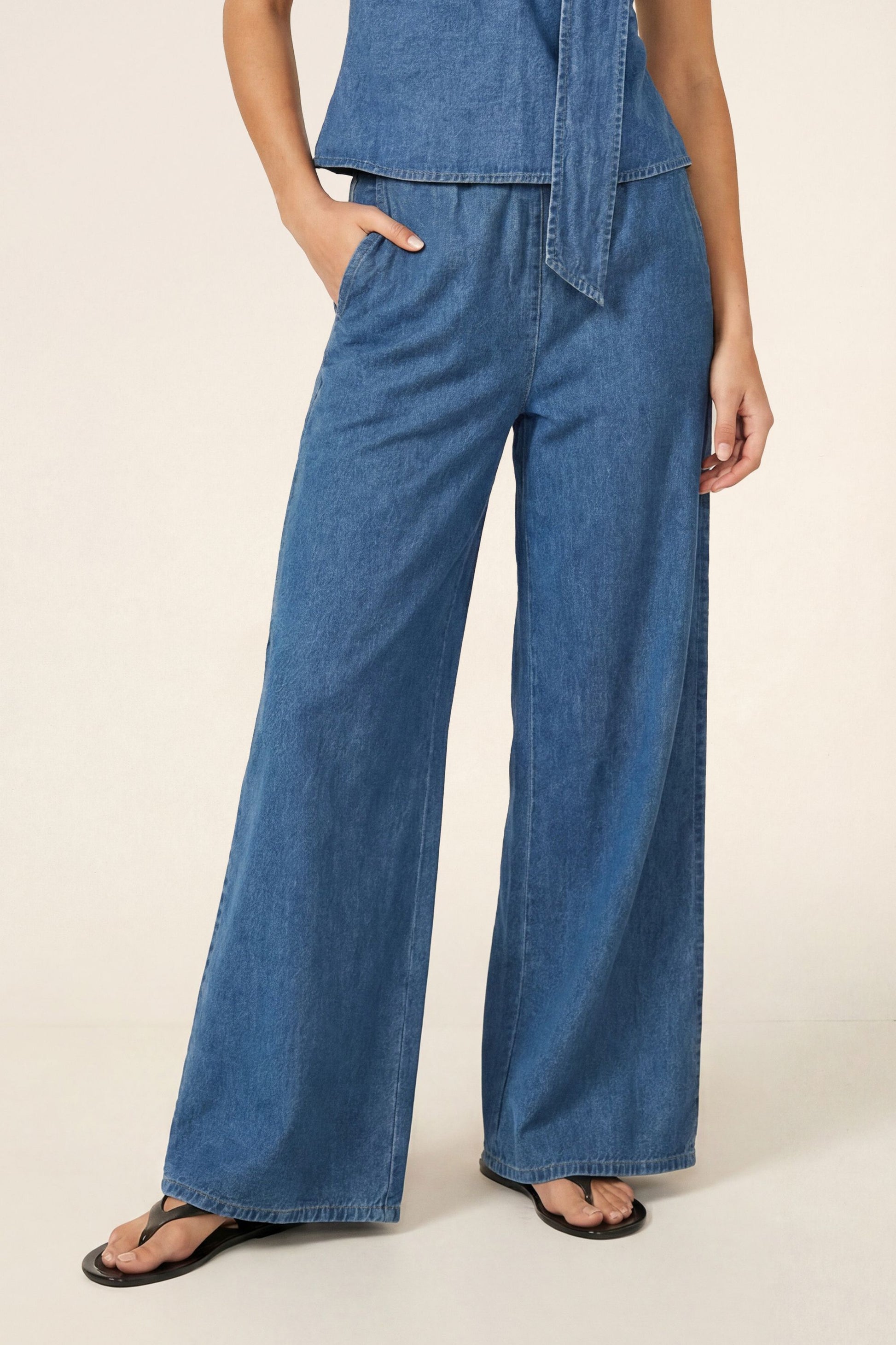 https://mediahub.prettylittlething.com/bgg28573_mid%20wash_xl_1