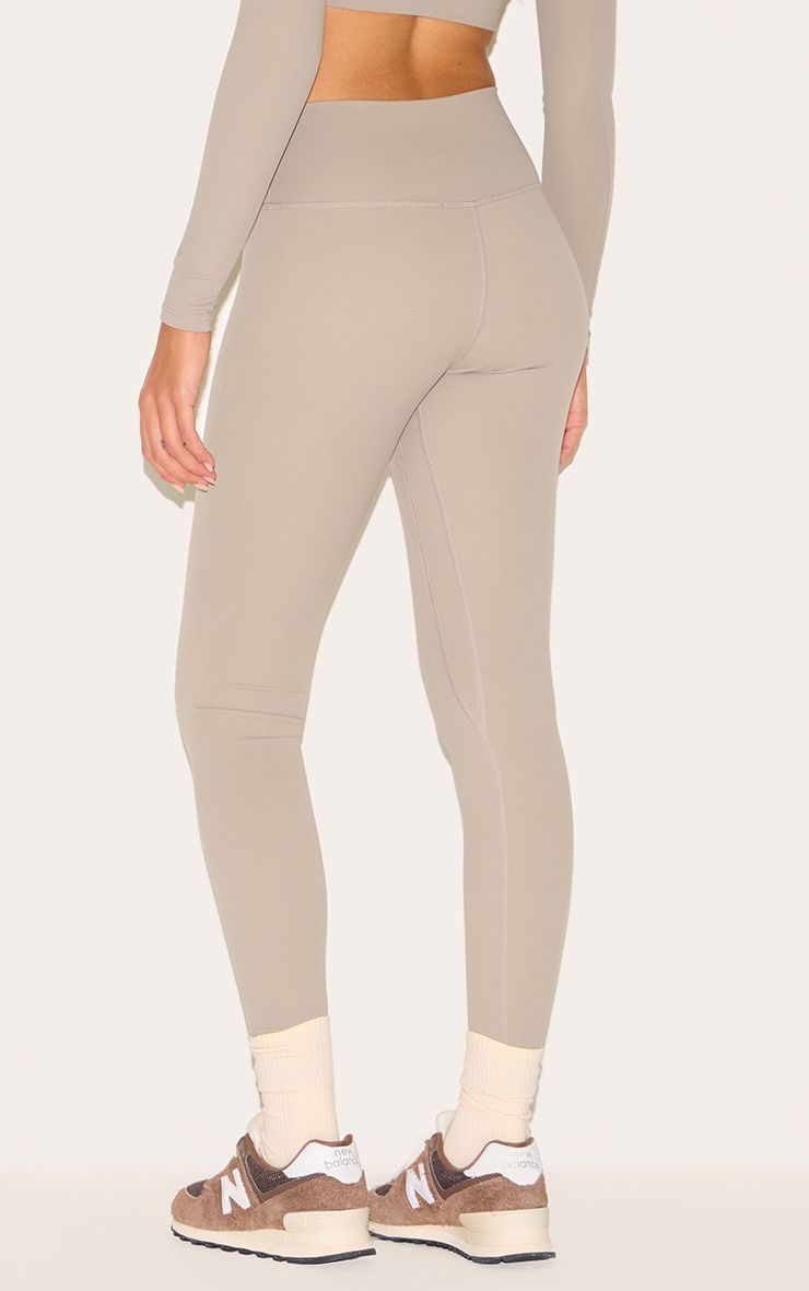 https://mediahub.prettylittlething.com/cmk1090_taupe_xl_2