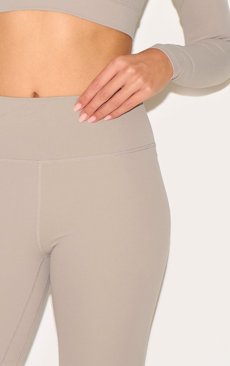 https://mediahub.prettylittlething.com/cmk1090_taupe_xl_3