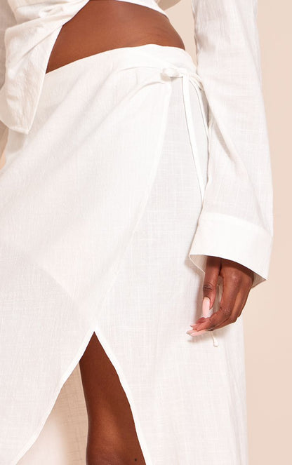 https://mediahub.prettylittlething.com/cnn7649_white_xl_3