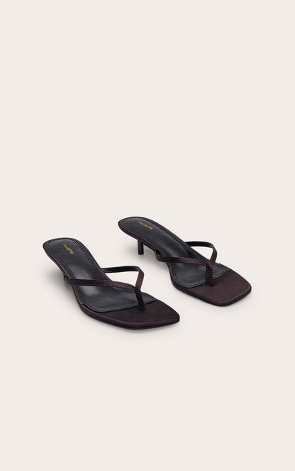 https://mediahub.prettylittlething.com/cnp1281_chocolate%20plum_xl_2