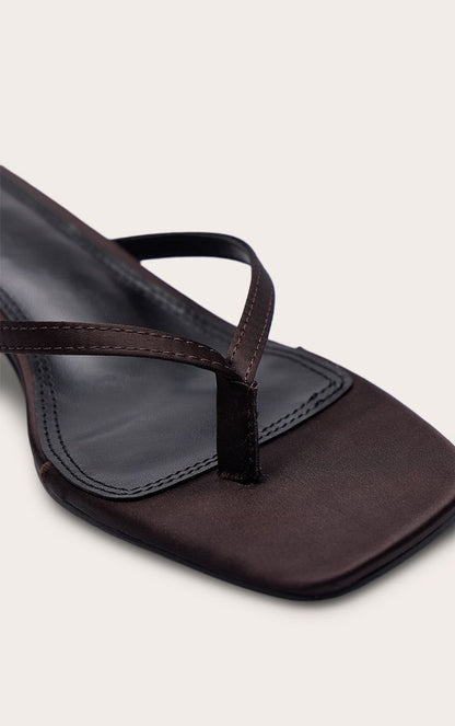 https://mediahub.prettylittlething.com/cnp1281_chocolate%20plum_xl_4