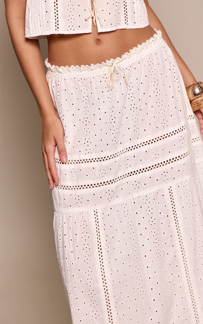 https://mediahub.prettylittlething.com/cnp4535_white_xl_3