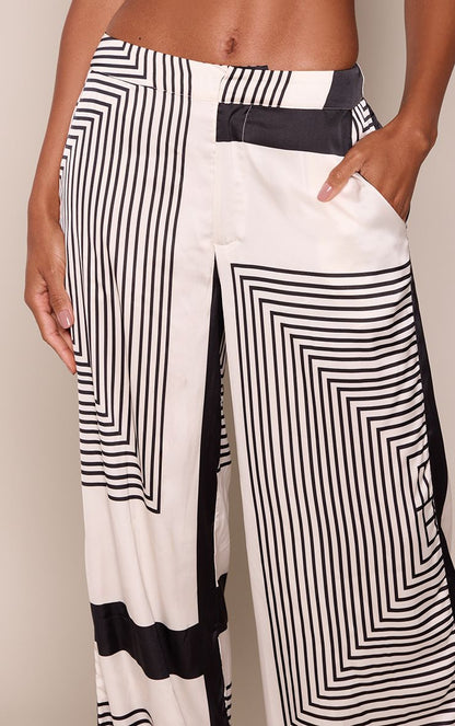 https://mediahub.prettylittlething.com/cnq5011_black_xl_3